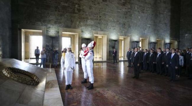 Bakan Çavuşoğlu büyükelçilerle birlikte Anıtkabir ve Dışişleri Şehitliği'ni ziyaret etti