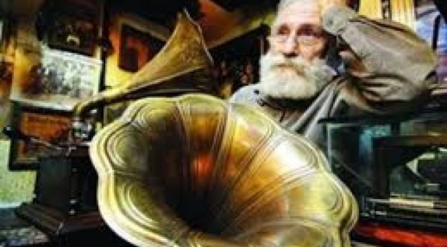 KAPALIÇARŞI’NIN “GRAMOFON BABASI” MEHMET ÖZTEKİN HAYATA VEDA ETTİ