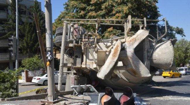 Son dakika.. Freni boşalan beton mikseri 2 otomobile çarptı: 1 yaralı