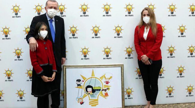Simay Özen, AK Parti'nin '23 Nisan' logosunu Erdoğan'a hediye etti
