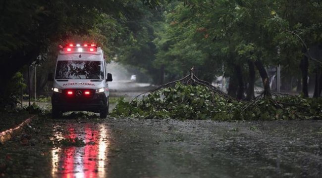 Meksika'da tropik fırtına nedeniyle 8 kişi öldü