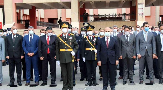 Mardin'de 29 Ekim Cumhuriyet Bayramı coşkusu çelenk sunma töreniyle başladı