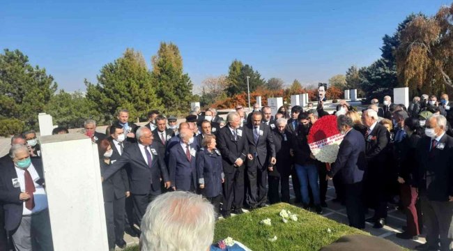 Eski başbakanlardan Bülent Ecevit vefatının 15'inci yılında kabri başında anıldı