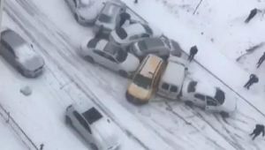 Buzlanan yolda 10 aracın birbirine girdiği kaza kamerada