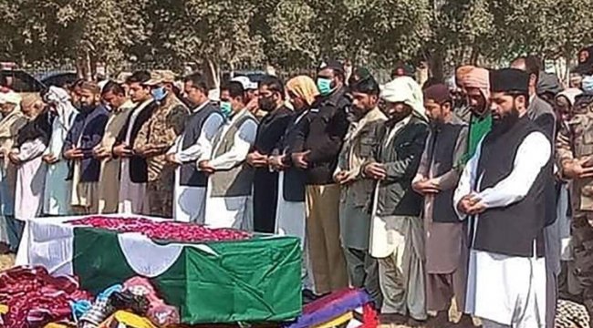 Pakistan’da askeri kampa saldırı: 10 ölü