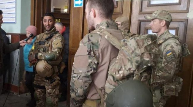 Eski İngiliz deniz piyadesi askerler Ruslara karşı savaşmak için Ukrayna'da