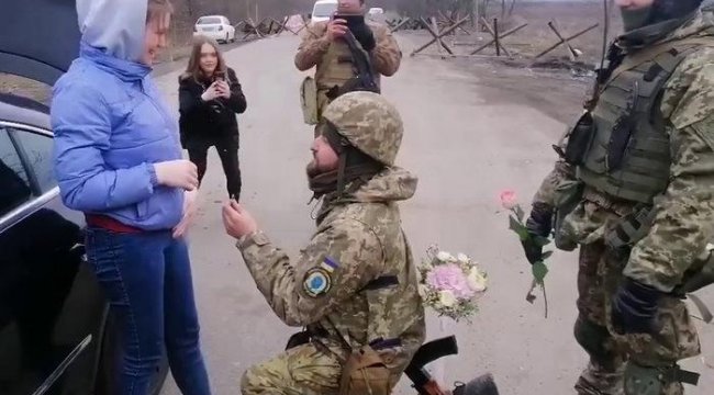 Görüntüler Ukrayna'dan... Kontrol noktasında durduruldu: Sonu sürprizle bitti