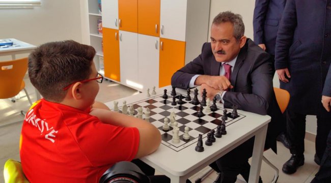 Bakan Özer dünya şampiyonu Kaan ile satranç oynadı