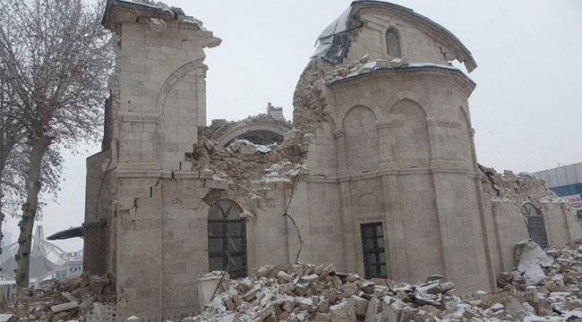 Kahramanmaraş'ta tarihi cami depremde yıkıldı