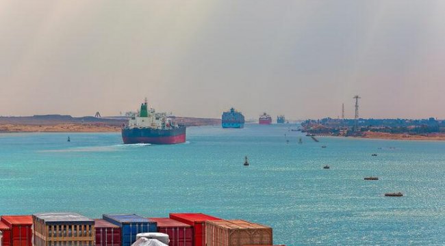 Malezya'dan Portekiz'e gidiyordu: Konteyner gemisi Süveyş Kanalı'nda karaya oturdu