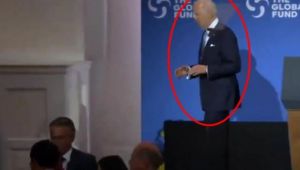 Basın toplantısında inanılmaz anlar: Biden'ın sözlerini yarıda kestiler, mikrofonu bırakıp sahneden inmek zorunda kaldı