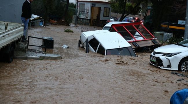 İstanbul'da sel sonrası acı manzara: Her şey bitti, mahvolduk