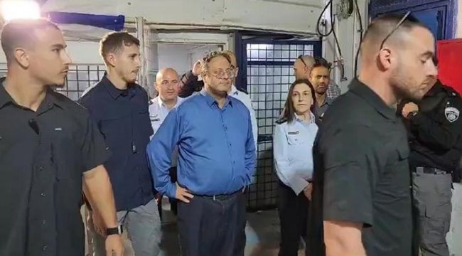 Kelepçeli 8 mahkum karanlık hücrede kalıyor, sürekli milli marş çalınıyor, yatakları demirden, tuvaletleri yerde bir delik! İsrail hapishanesinde akılalmaz işkence