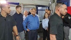 Kelepçeli 8 mahkum karanlık hücrede kalıyor, sürekli milli marş çalınıyor, yatakları demirden, tuvaletleri yerde bir delik! İsrail hapishanesinde akılalmaz işkence
