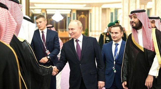 Putin, Suudi Arabistan Veliaht Prensi Selman ile bir araya geldi