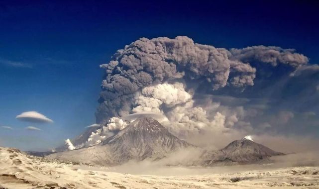 8.8'lik depremin ardından Rusya'daki yanardağ faaliyete geçti