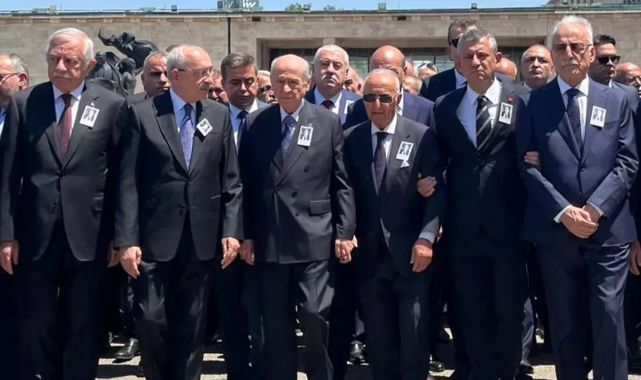 Altan Öymen'in cenaze törenine damga vuran görüntü