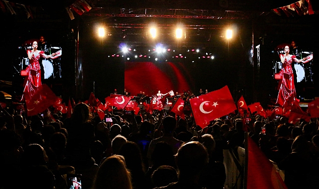 Antalya Cumhuriyet’in 102. Yılını Candan Erçetin’le Coşkuyla Kutladı