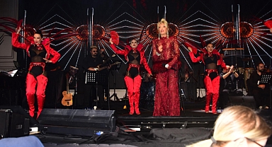 Ajda Pekkan, Chamada Prestige Hotel’de büyüleyici bir geceye imza attı. 