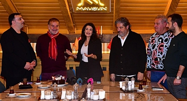 ESRA ÖZTÜRK’TEN SANAT VE DOSTLUKLA ÖRÜLÜ ÖZEL BULUŞMA