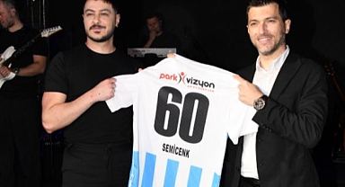 Semicenk, sağanak yağmura rağmen festival alanını dolduran binlerce hayranına unutulmaz bir gece yaşattı.